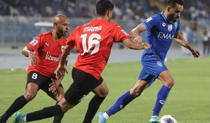 欧冠烽火中的奥林匹亚科斯：逆境中绽放光芒